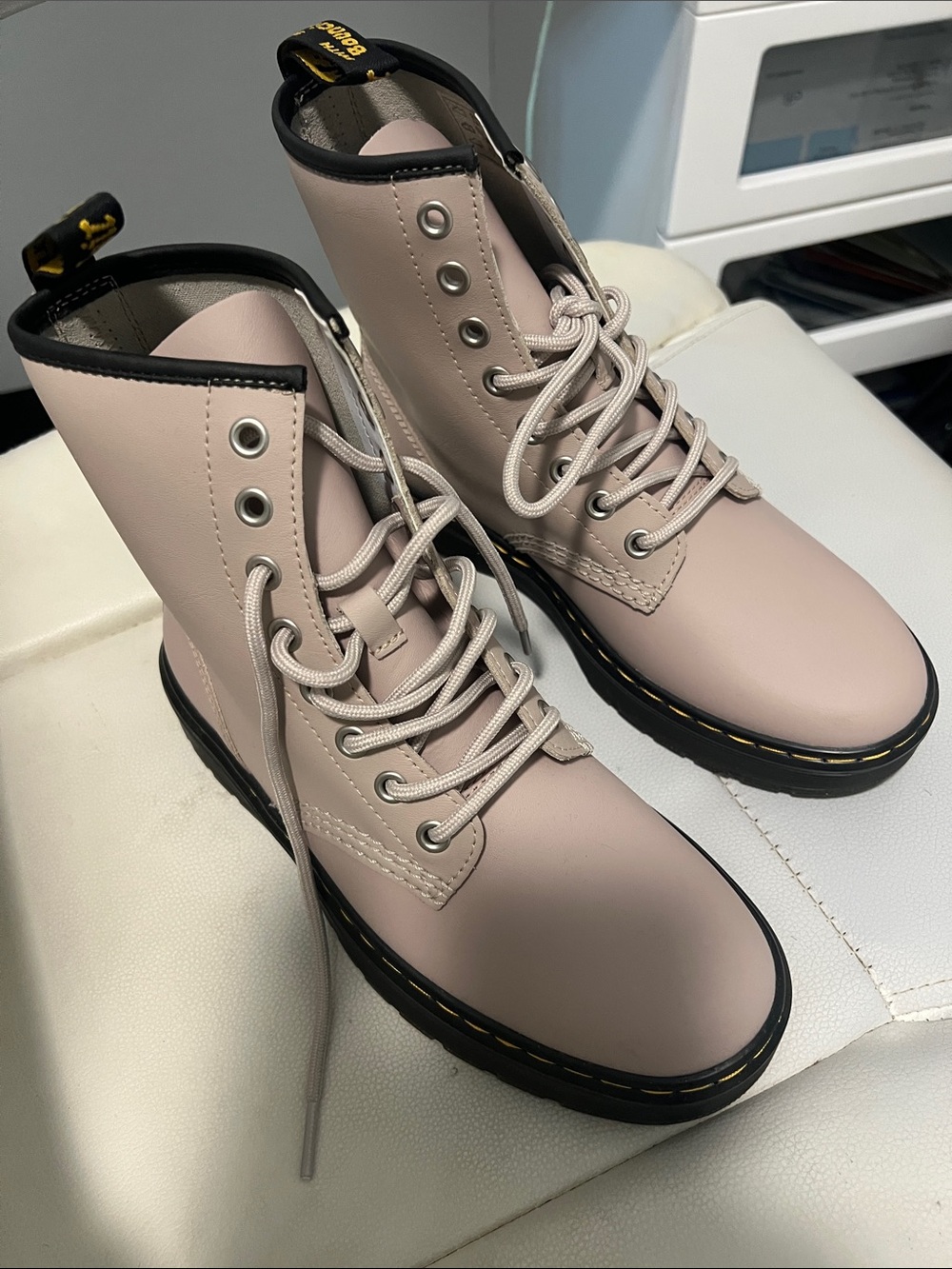 Doc Martens Classic Lace-Up Women's Boots in mauve/tan - Sz 7